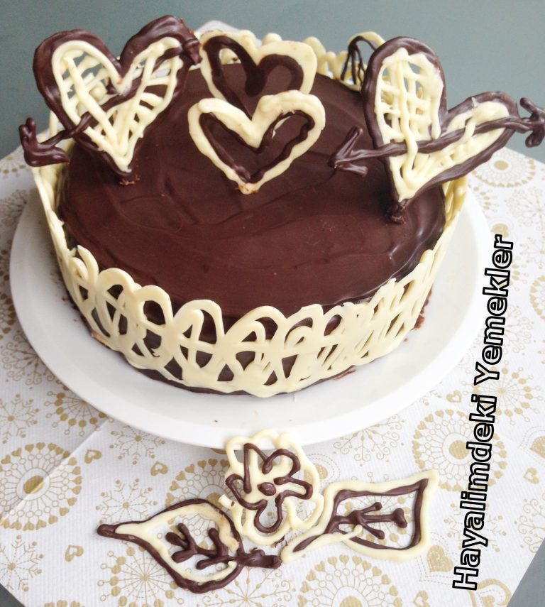 Çikolata ile Pasta Kenarı Süsleme