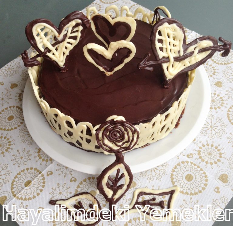 Çikolata Süslü Ispanaklı Pasta