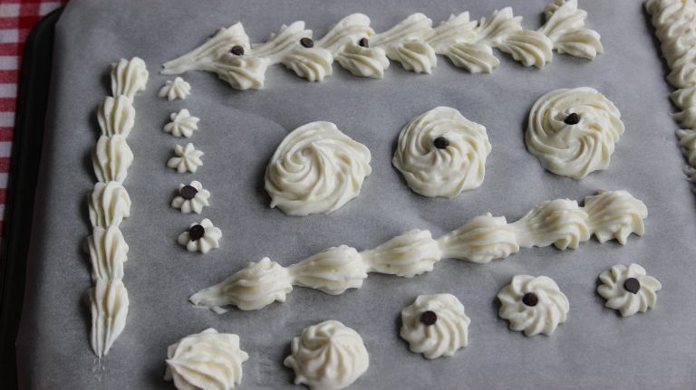 Yıldız uçlu pasta kreması başlığı Pasta Dekorasyonu 