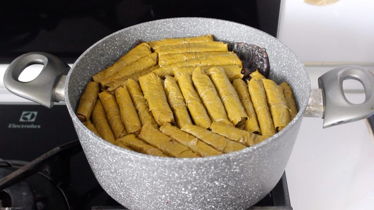 Etli Yaprak Sarma ve Kuru Patlıcan Dolması